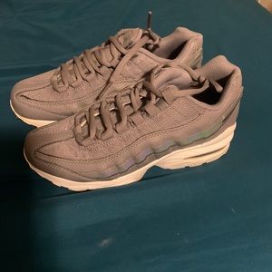 Nike Air Max women’s 7 boys 5